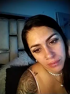 chelaqueen  online show from May 10, 2026, 7:23 am
