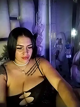 chelaqueen  online show from May 12, 2026, 2:30 am