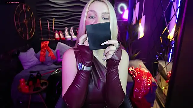 Snapshot of MistressDarsy chatting on March 13, 2025, 2:33 pm MistressDarsy online show from March 13, 2025, 2:33 pm