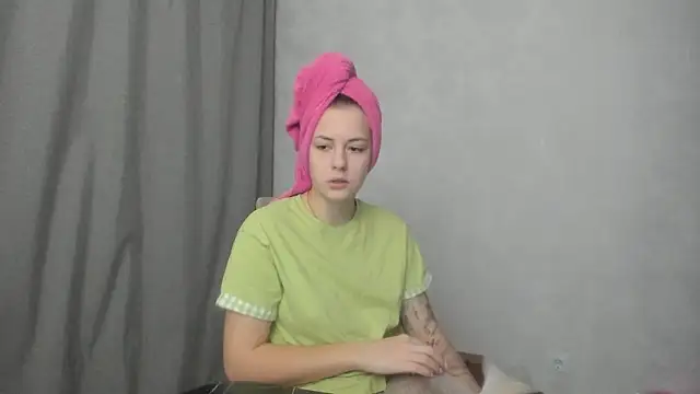 Snapshot of why_again_me chatting on March 3, 2026, 7:43 pm why again me online show from March 3, 2026, 7:43 pm