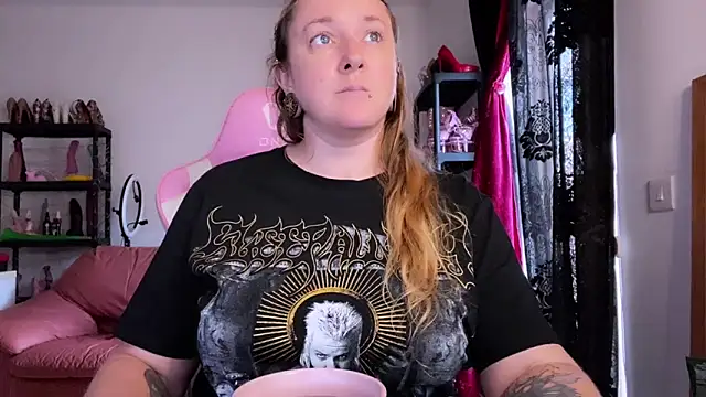 Snapshot of kisicaxx chatting on November 3, 2025, 3:15 pm kisicaxx online show from November 3, 2025, 3:15 pm