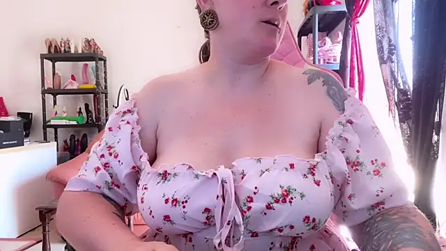 kisicaxx online show from June 17, 2026, 8:47 am