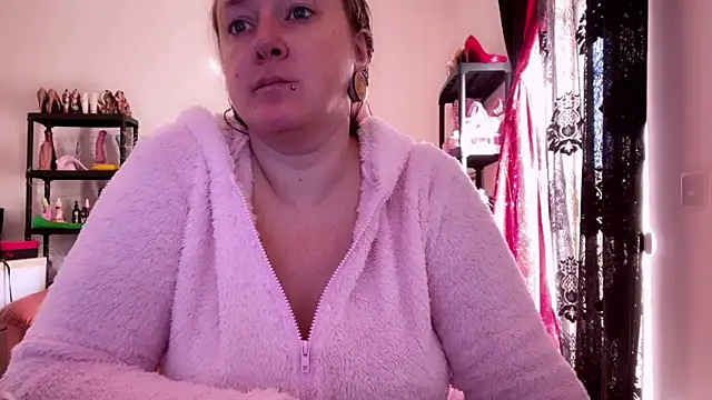 Snapshot of kisicaxx chatting on November 4, 2025, 9:35 am kisicaxx online show from November 4, 2025, 9:35 am