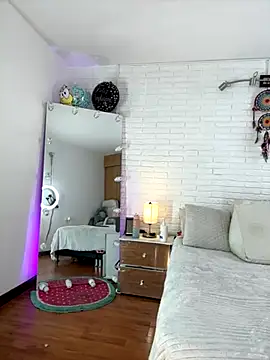 Snapshot of hollythomson chatting on October 28, 2025, 5:12 pm hollythomson online show from October 28, 2025, 5:12 pm