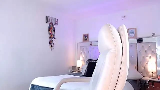 Snapshot of hollythomson chatting on March 3, 2025, 8:32 pm hollythomson online show from March 3, 2025, 8:32 pm