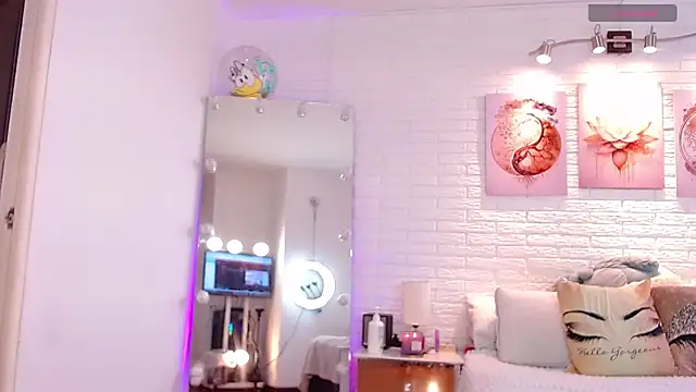 Snapshot of hollythomson chatting on March 2, 2026, 5:42 pm hollythomson online show from March 2, 2026, 5:42 pm