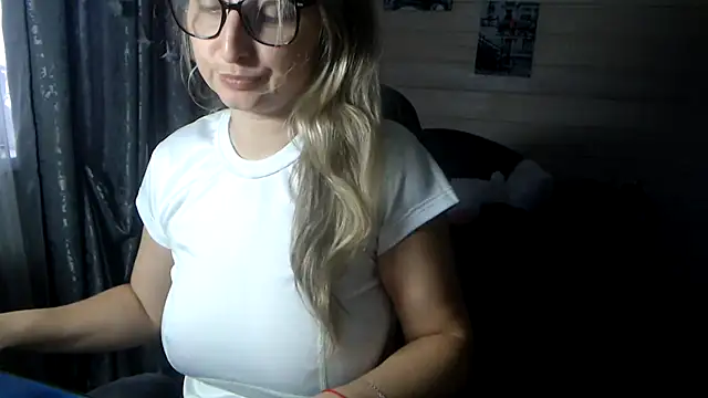 RubiLakros online show from November 3, 2025, 10:52 am