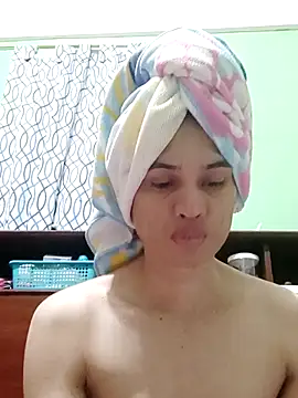 Snapshot of QueenSoreal chatting on February 11, 2026, 2:17 pm QueenSoreal online show from February 11, 2026, 2:17 pm