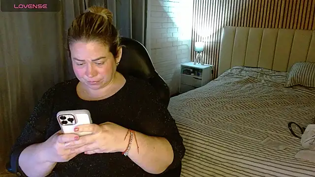 Snapshot of bella_savati chatting on November 25, 2025, 10:32 pm bella savati online show from November 25, 2025, 10:32 pm