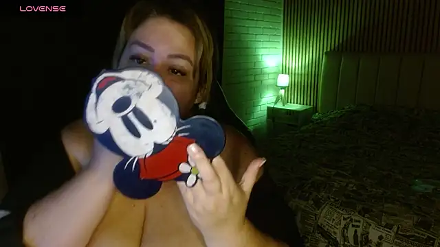 Snapshot of bella_savati chatting on February 19, 2025, 12:14 am bella savati online show from February 19, 2025, 12:14 am