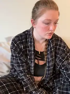 Snapshot of PussiesnCream_ chatting on March 18, 2025, 6:39 pm PussiesnCream online show from March 18, 2025, 6:39 pm