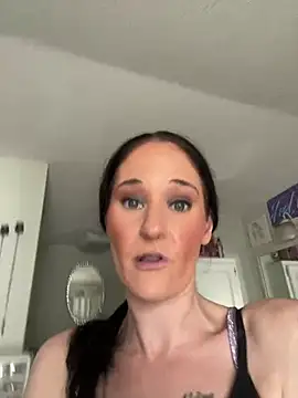 lolabunny9 online show from February 7, 2025, 4:24 pm