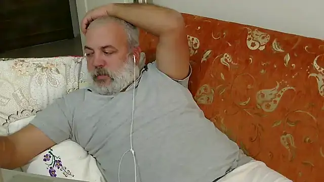 Snapshot of husoizmir chatting on October 2, 2025, 10:18 am husoizmir online show from October 2, 2025, 10:18 am