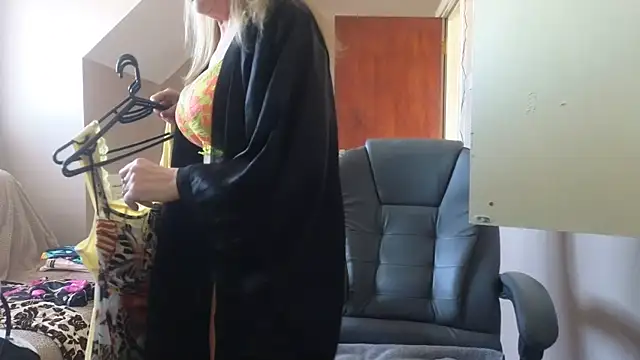 hollyjanesmith online show from March 5, 2026, 12:24 pm