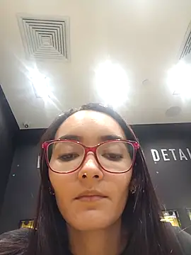 Snapshot of LinzyBaner chatting on November 24, 2025, 8:42 pm LinzyBaner online show from November 24, 2025, 8:42 pm