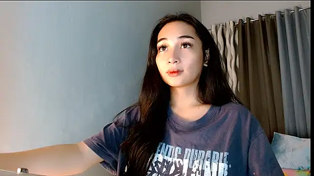 Snapshot of SweetLilly_18 chatting on July 9, 2026, 4:46 am SweetLilly 18 online show from July 9, 2026, 4:46 am