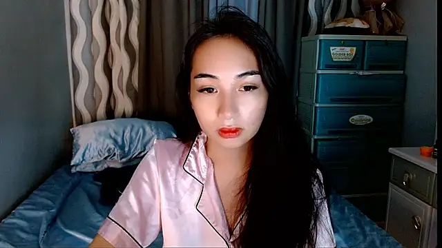 Snapshot of SweetLilly_18 chatting on June 17, 2026, 5:29 am SweetLilly 18 online show from June 17, 2026, 5:29 am
