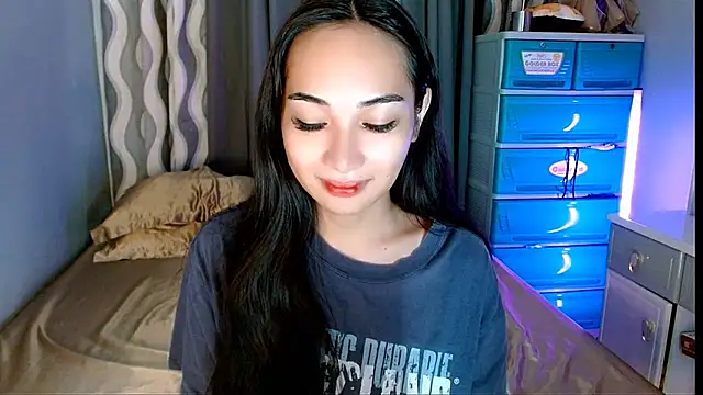Snapshot of SweetLilly_18 chatting on June 3, 2026, 5:30 am SweetLilly 18 online show from June 3, 2026, 5:30 am