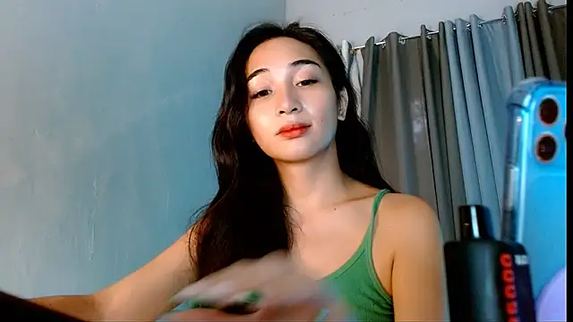 Snapshot of SweetLilly_18 chatting on June 19, 2026, 7:14 am SweetLilly 18 online show from June 19, 2026, 7:14 am