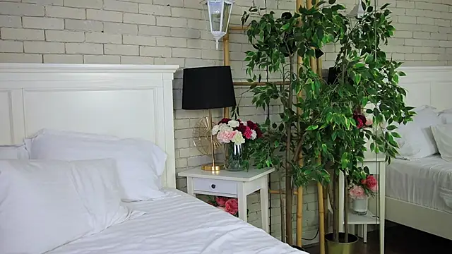 EmillyBronte online show from October 5, 2025, 7:37 pm