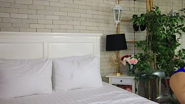 EmillyBronte online show from September 18, 2025, 7:28 pm