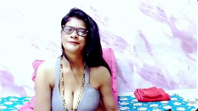 Snapshot of IndianAllure chatting on March 18, 2025, 6:06 am IndianAllure online show from March 18, 2025, 6:06 am