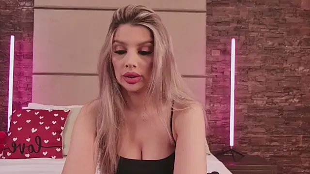 ErinHart online show from February 12, 2025, 9:01 pm