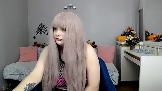 Estheri online show from November 4, 2025, 7:45 am