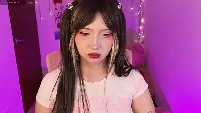 KuroChan420 online show from November 4, 2025, 11:41 pm