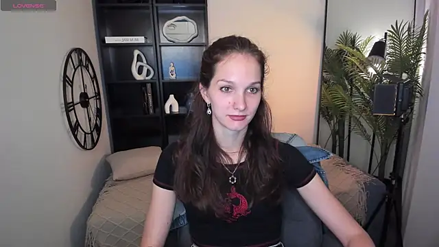 Snapshot of MirandaGlow chatting on June 20, 2026, 5:34 am MirandaGlow online show from June 20, 2026, 5:34 am
