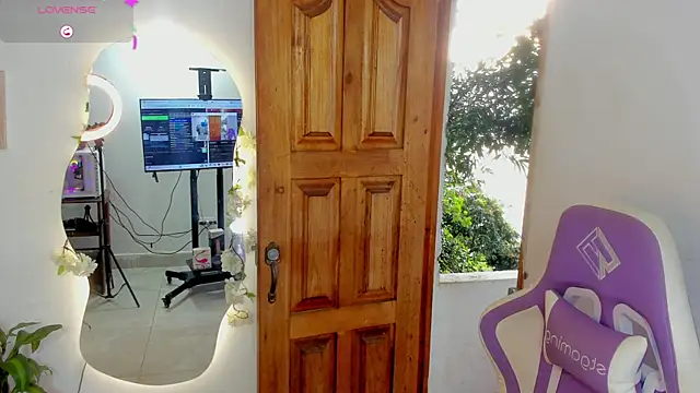 sofia gold  online show from October 15, 2025, 6:49 pm