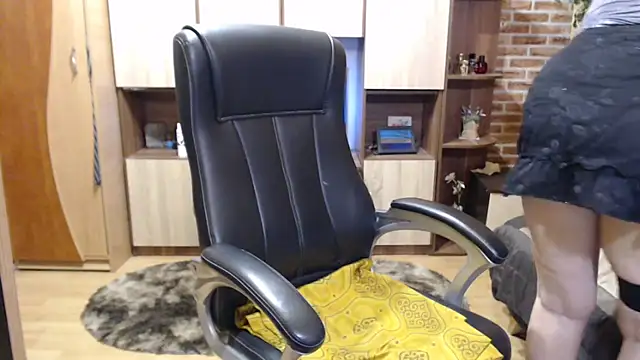 EvelyneFlirtyMilf online show from October 7, 2025, 4:13 am