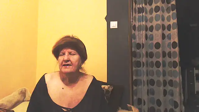 Snapshot of MioritaHard chatting on April 22, 2026, 8:37 pm MioritaHard online show from April 22, 2026, 8:37 pm
