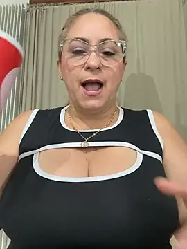 Snapshot of x_elena_x chatting on March 11, 2025, 9:34 am x elena x online show from March 11, 2025, 9:34 am