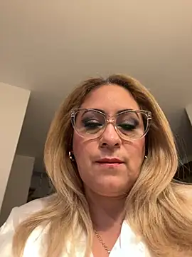 Snapshot of x_elena_x chatting on February 12, 2025, 8:27 am x elena x online show from February 12, 2025, 8:27 am