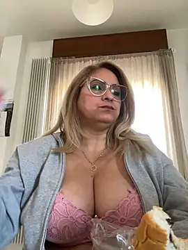 Snapshot of x_elena_x chatting on March 8, 2025, 8:22 am x elena x online show from March 8, 2025, 8:22 am