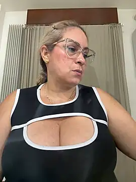 Snapshot of x_elena_x chatting on March 11, 2025, 12:39 pm x elena x online show from March 11, 2025, 12:39 pm
