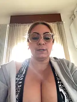 Snapshot of x_elena_x chatting on February 4, 2025, 2:43 pm x elena x online show from February 4, 2025, 2:43 pm