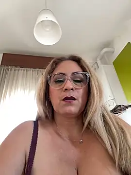 Snapshot of x_elena_x chatting on March 4, 2025, 12:33 pm x elena x online show from March 4, 2025, 12:33 pm