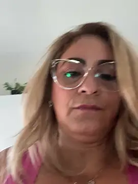 Snapshot of x_elena_x chatting on February 20, 2025, 12:25 pm x elena x online show from February 20, 2025, 12:25 pm