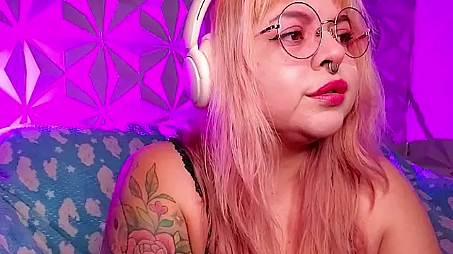 Snapshot of Satyn_doll chatting on April 5, 2026, 10:16 pm Satyn doll online show from April 5, 2026, 10:16 pm