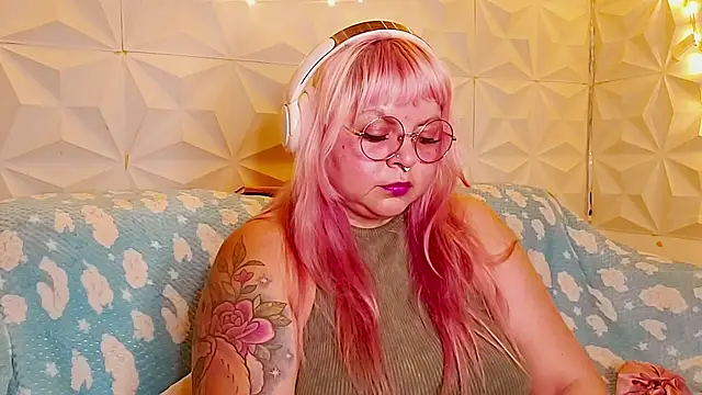 Snapshot of Satyn_doll chatting on June 2, 2026, 12:32 am Satyn doll online show from June 2, 2026, 12:32 am