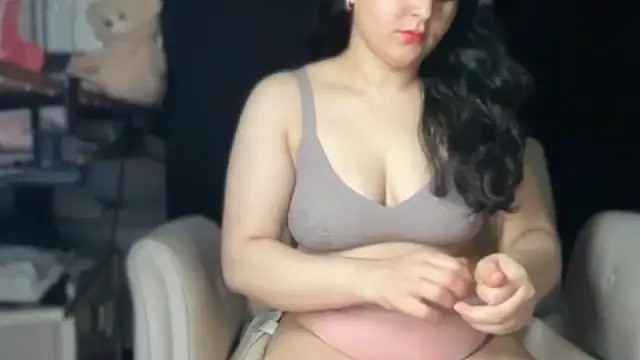 Snapshot of emalove-xh chatting on April 16, 2026, 1:28 am emalove-xh online show from April 16, 2026, 1:28 am