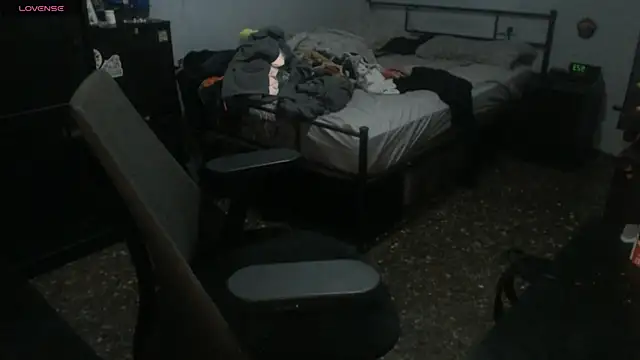 Snapshot of SexxxyLouis chatting on December 23, 2025, 8:24 am SexxxyLouis online show from December 23, 2025, 8:24 am