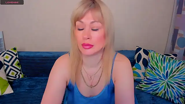 EllenMoore online show from May 9, 2026, 3:10 am