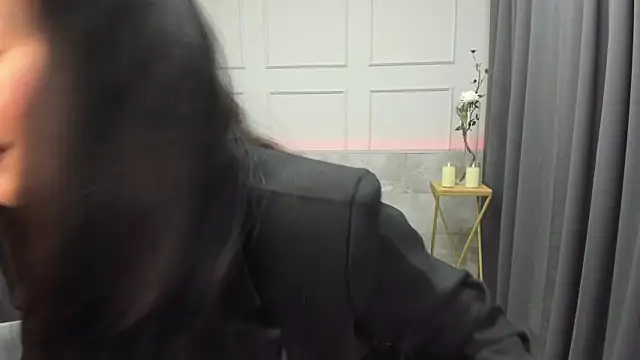 ErikaSoft online show from November 17, 2025, 5:33 am