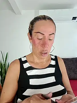 YOURSDEBORA online show from November 26, 2025, 7:47 pm