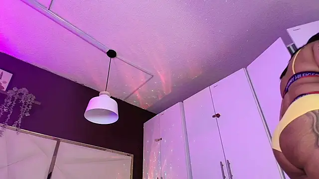 Snapshot of Inndrahot chatting on November 14, 2025, 3:32 am Inndrahot online show from November 14, 2025, 3:32 am