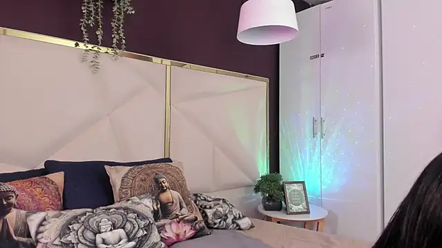 Inndrahot online show from April 9, 2026, 3:52 am