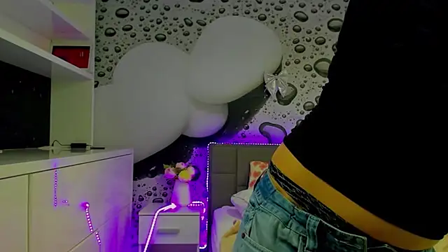 AlmaFancy online show from April 3, 2026, 5:25 am